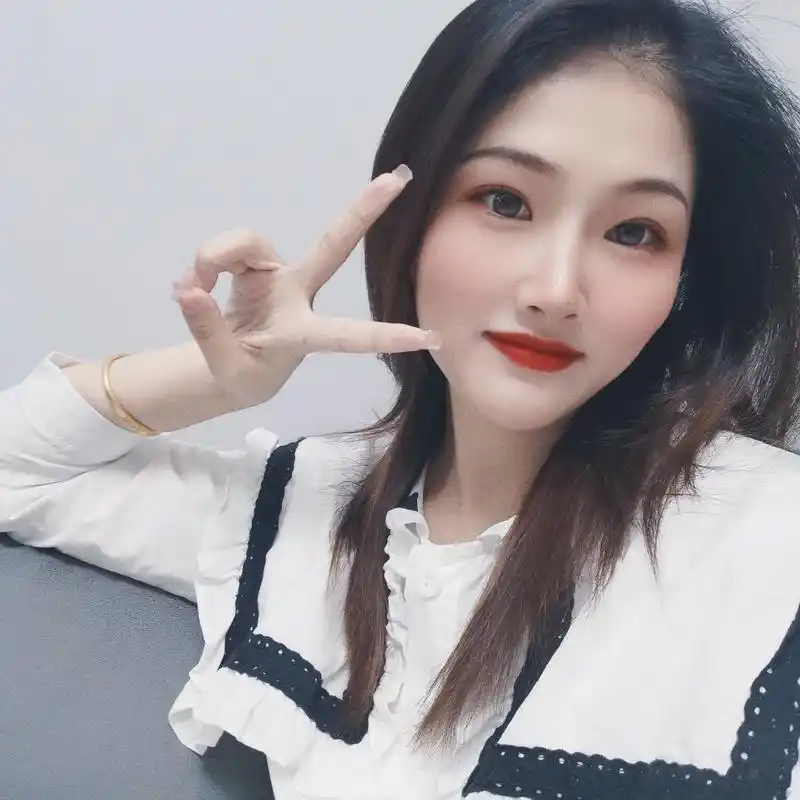 闪耀女生居家自拍