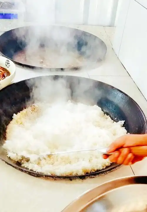 来到"童忆",一定要吃上一口柴火饭,锅底略焦的锅巴一定是"抢手货"!