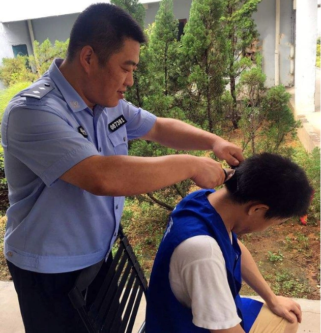 为什么监狱犯在坐牢前头发都会被剃光?光头藏不了东西带进去吗?