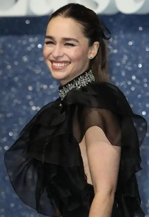 龙妈艾米莉亚出席伦敦首映,一袭连衣裙十分优雅,笑容具有感染力