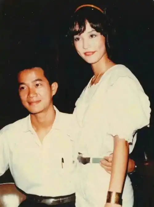 昔日女神翁静晶出席陈百强逝世纪念活动直言:每一次听他的歌我都会哭