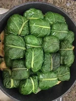 菜包酿是一道极具特色的风味小吃其貌不扬,却内涵丰富,肥嫩肥嫩的一口