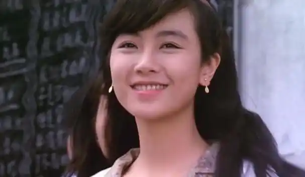 当年袁洁莹挑起大梁演女一号,黎姿却只是电影中的一个小配角.