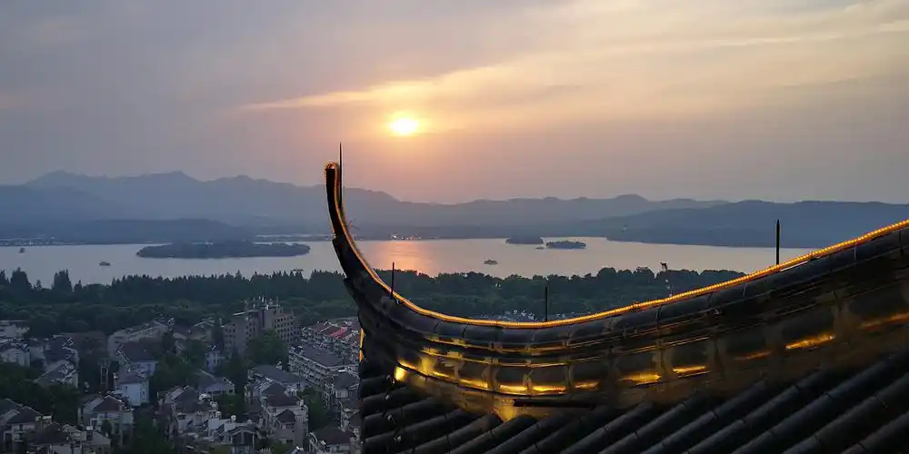 海涛9730 于 2020-5-17 10:14 编辑   杭州是三面山一面城,西湖周边不