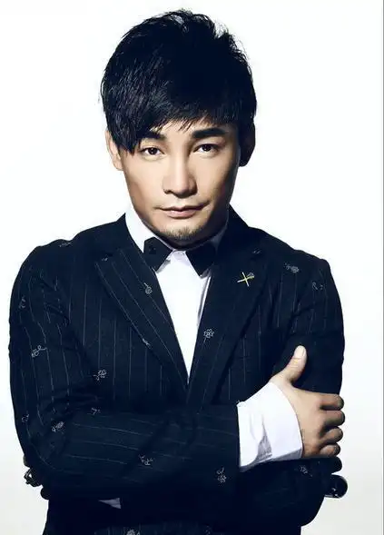 2009年推出热门专辑《我真的在乎》正式出道,2012年7月参加中国好声音