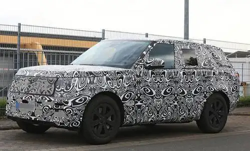 全新一代路虎揽胜路试谍照曝光采用全新平台,搭载全新发动机