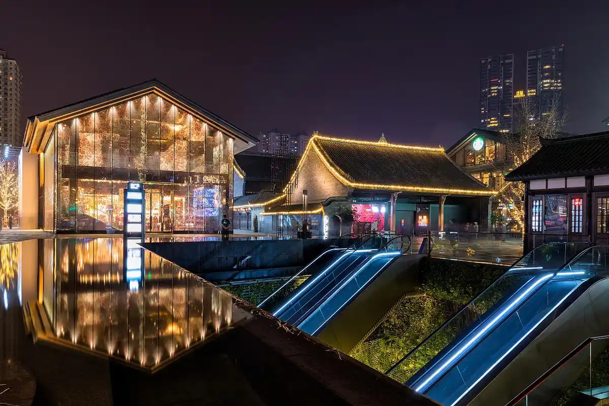 仲夏巡游指南# 春熙路太古里是成都市的一个著名商业区,拥有众多的