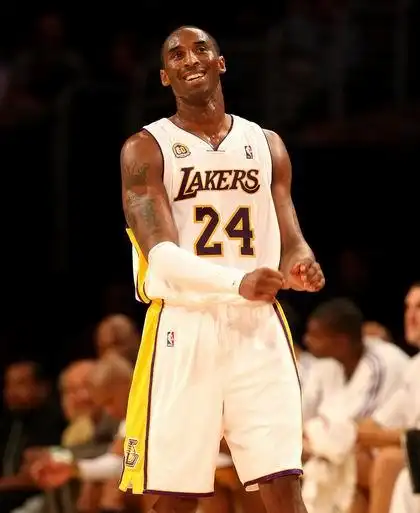 组图:湖人119-109爵士两连胜 科比大帽送ak47