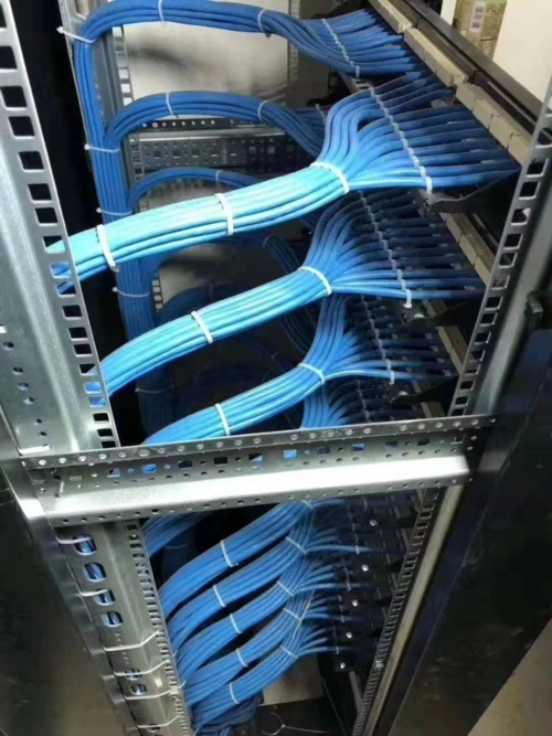 我们来看下好的机柜理线效果.