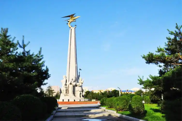 几年来,珲春注重广场的绿化,亮化建设,不但美化了市容,净化了