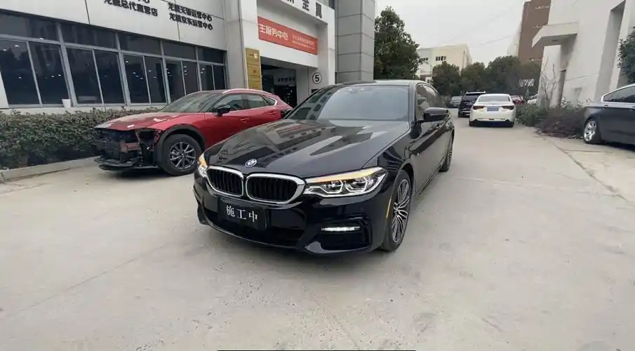 宝马5系升级21款尾灯,最新款原厂3d熏黑尾灯