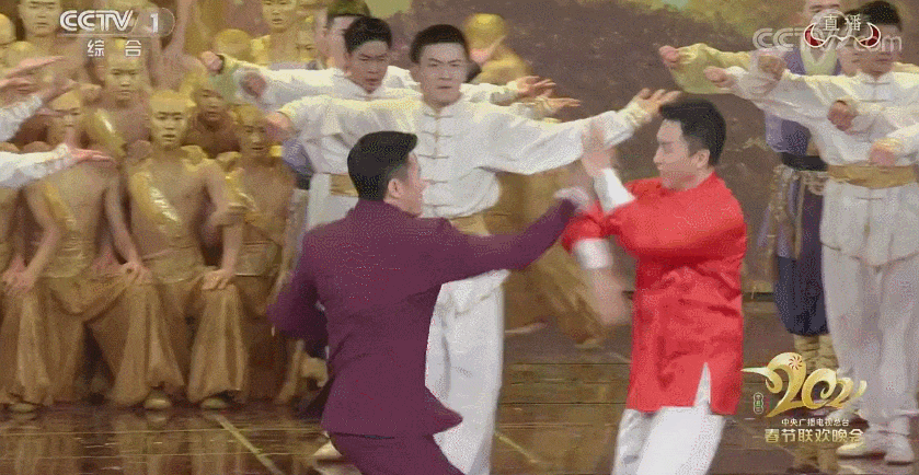 成龙与甄子丹吴京同框合影拜年 被调侃是去劝架