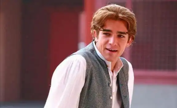 新还珠格格班杰明扮演者向男友求婚成功晒亲吻照公开订婚时间