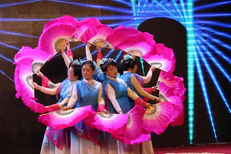 岳家巷学校教师表演的扇子舞《浏阳河》.