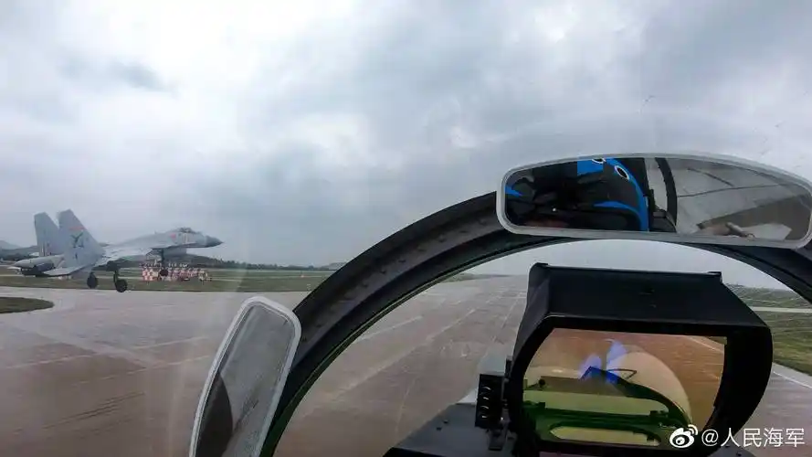 飞鲨歼15战机雨天出击