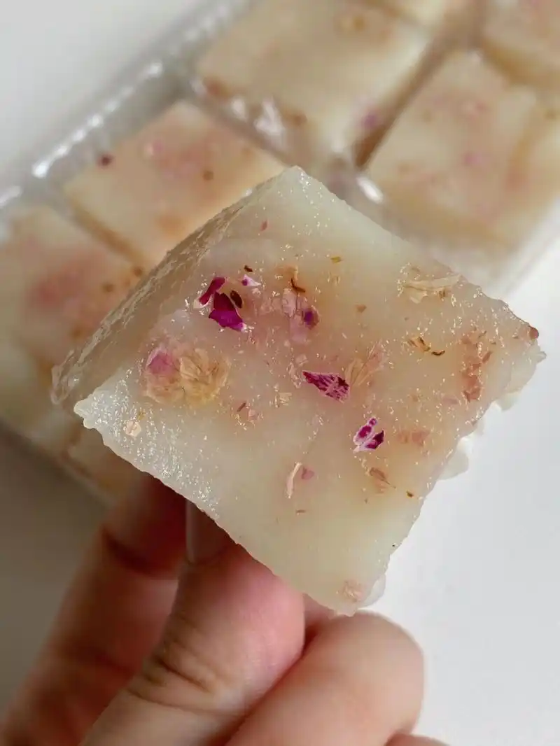 这个糯米糖糕上面是玫瑰花瓣 就是小时候吃的米糕的口感 很清爽的感觉