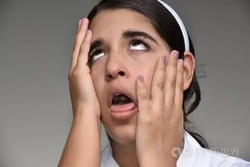 紧张可爱的哥伦比亚少女女孩