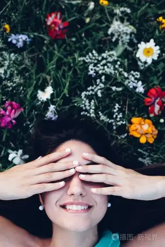 用手遮住眼睛的女人