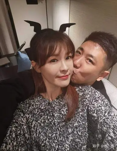 李艾与老公低调走机场素颜穿黑色卫衣照样减龄看不出是79年