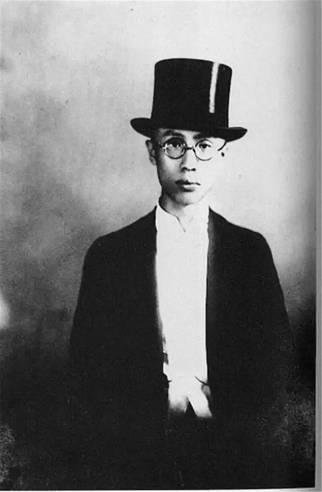 末代皇帝溥仪老照片:给婉容点烟,接见泰戈尔