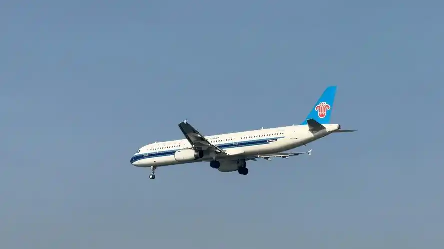 南航321降落深圳机场