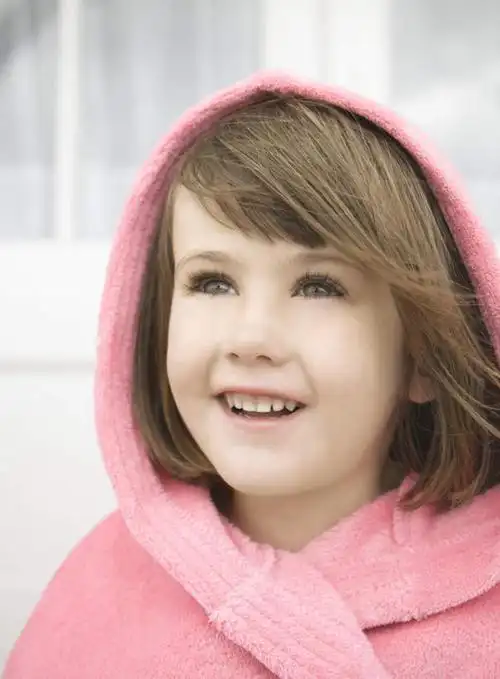 人,仅一个女性,仅一个人,服装,棕色,注视,休闲装,肩膀,玻璃窗,小孩