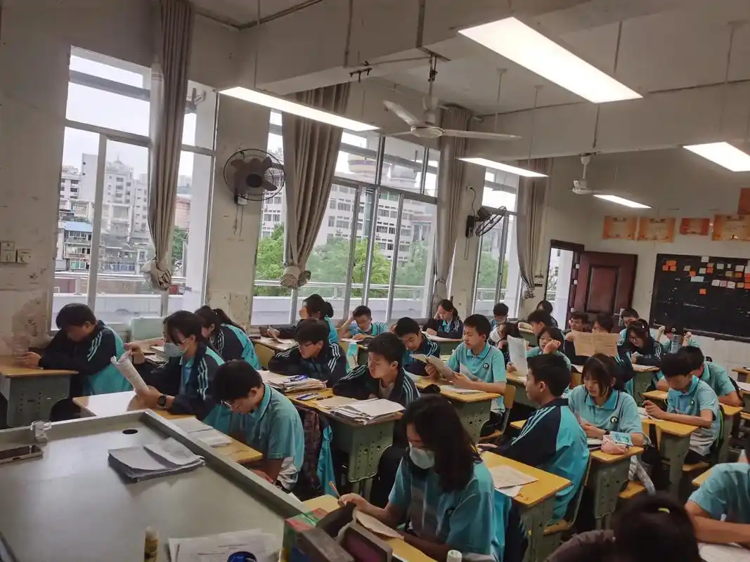 初三最后一天在教室上课,不知你们是高兴还是难舍,不管怎样你们 - 抖