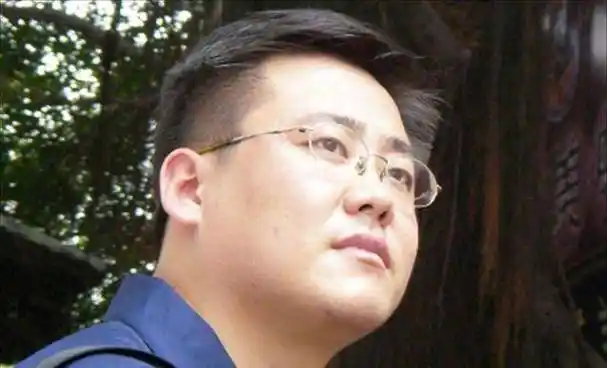 原创白小航90年代的北京混混曾砸了向华强的场子后来却离奇死亡