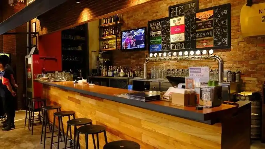 火鬼里里外外透着一股自由,随性的气息,完全没有隔阂的吧台,仿佛随时