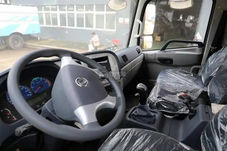 东风天锦vr单桥国五一拖二黄牌清障车(黄色)驾驶室