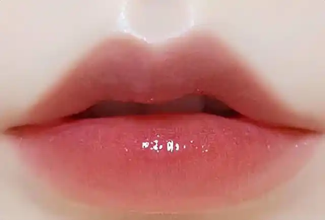 相对来说,我国大部分人群嘴唇发育不足,稍微偏薄弱,所以不少爱美者想