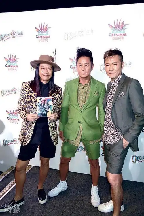 草蜢三子蔡一智(左起),蔡一杰及苏志威以衬绝打扮现身嘉年华揭幕礼.