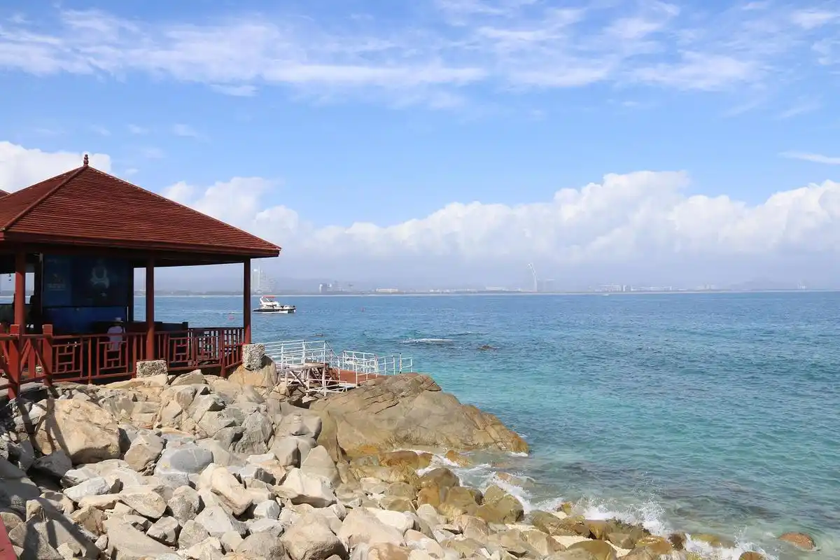 蜈支洲岛旅行攻略 在中国海南岛的三亚市附近,有一座小岛,名为蜈支洲