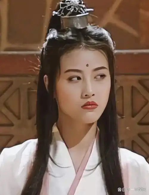 55岁周海媚穿深v玩性感!秀瓷白皮肤事业线,扭腰挥手动作妩媚