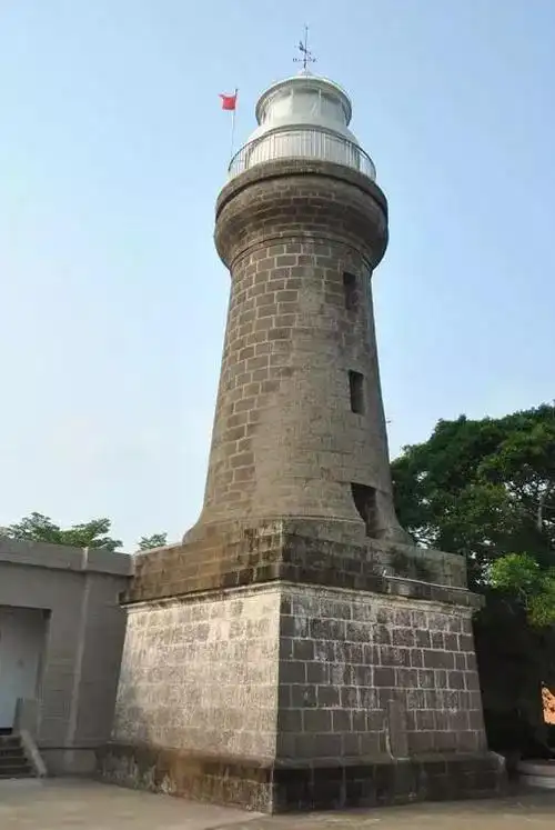 水晶磨镜灯塔之一,也是世界著名的三大灯塔之一,高高的耸立在硇洲岛