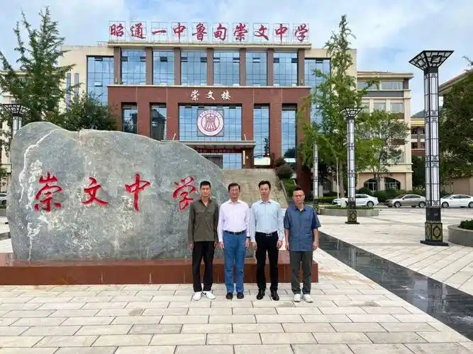 第一批教育帮扶团队在崇文中学合影目前帮扶时间已经过半,普陀区"