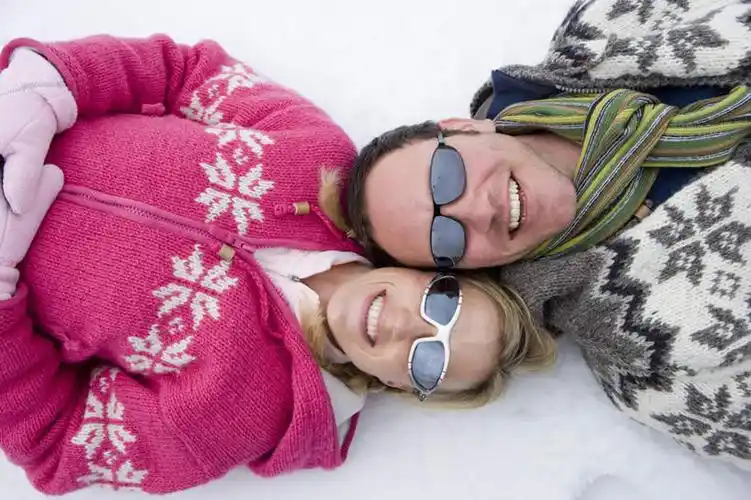 西方人,中年人,两个人,家庭,夫妻,躺,笑,微笑,露齿笑,横图,俯视,室外