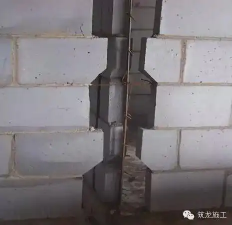 防治方案:砌块构造柱位置斜角处理: 马牙槎凸槎下部位置切成45°斜角