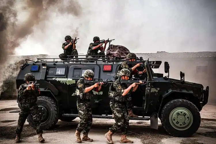 天山脚下,直击武警官兵城市"反恐"演练现场