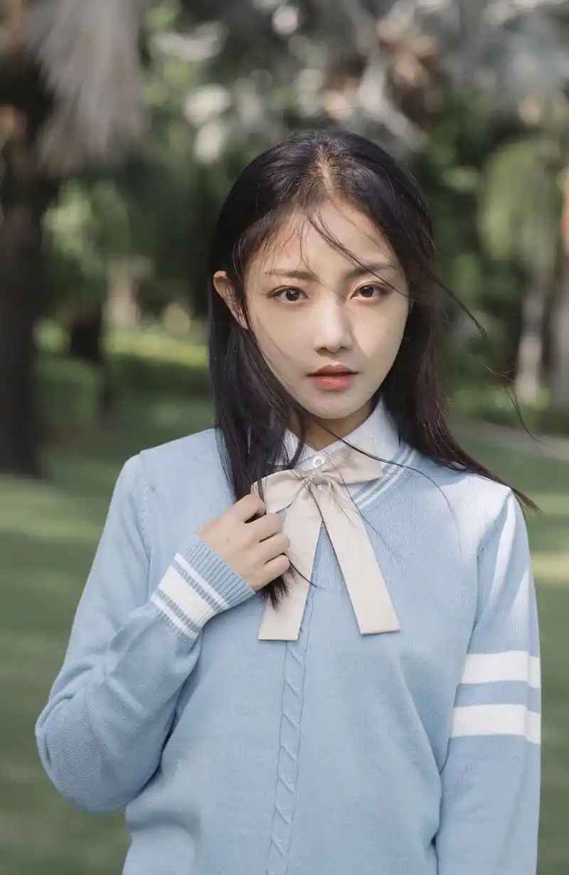 简介:吴佳怡甜美清纯写真图片,分享一组吴佳怡图片给大家,图中的明星