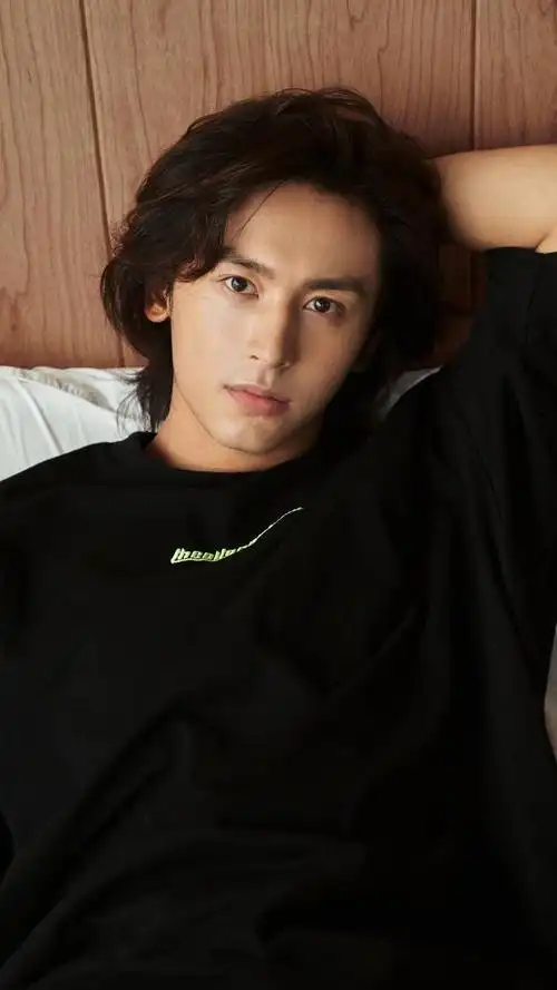 演员张哲瀚,主演电视剧《山河令》,来看帅哥的写真照