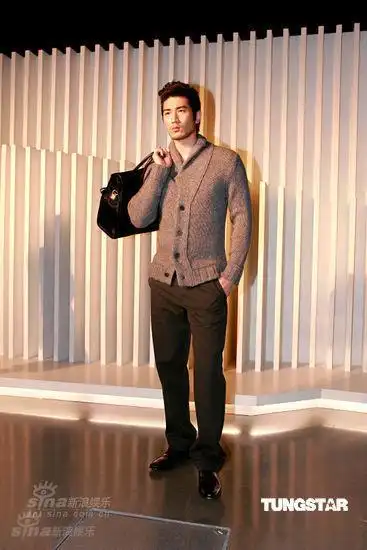 图文:乐基儿高以翔走秀-高以翔气质出众