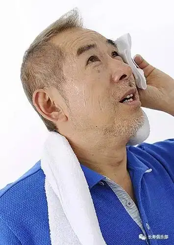 一些人吃饭时就出汗是什么原因?