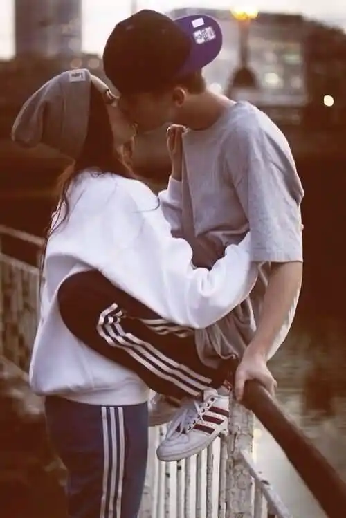 唯美情侣亲吻图片亲吻情侣图片大全