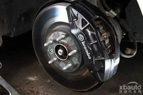 brembo刹车系统配以18寸的fnc通风盘有效的较小热衰退,提高刹车的可靠