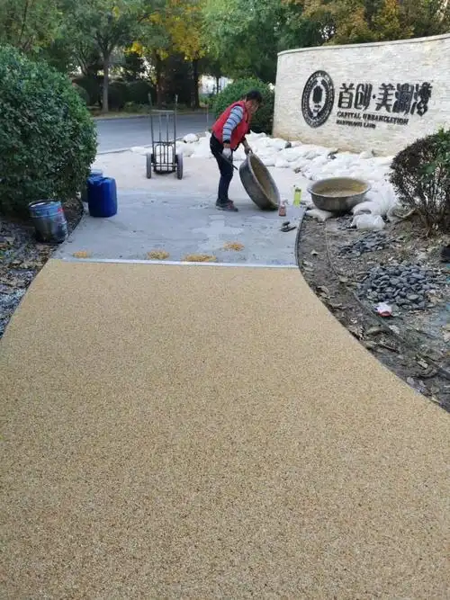 豆石色彩样块示例:透水胶粘石的施工工序:金地彩天然彩石胶为双组份