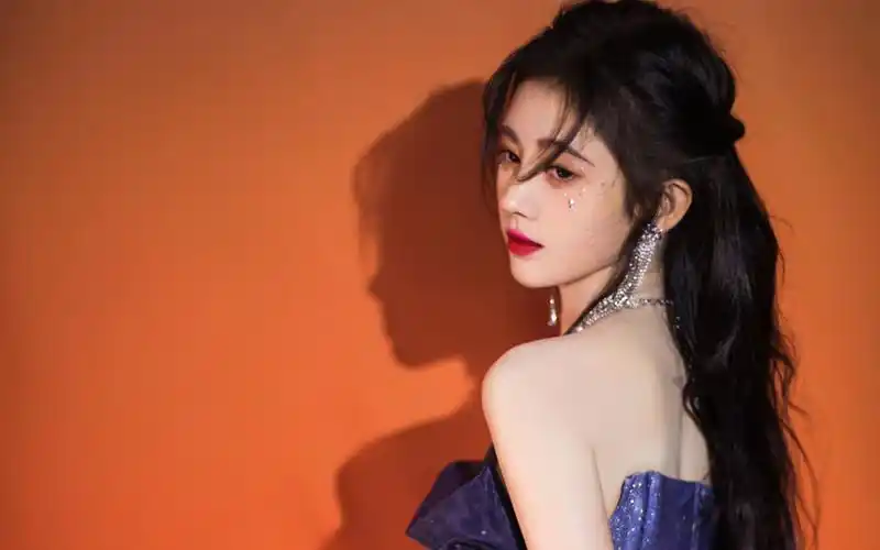 鞠婧祎抹胸纱裙甜美高清桌面壁纸