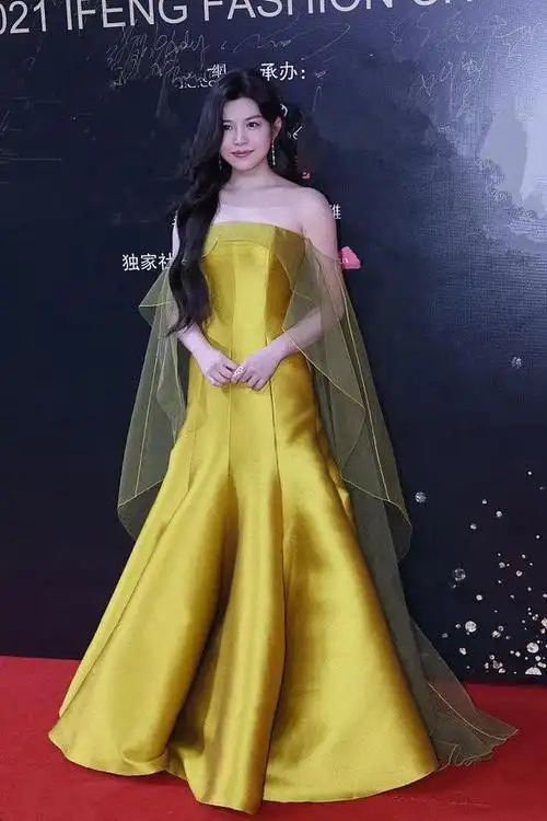 陈妍希金色抹胸长裙:成熟优雅新风采