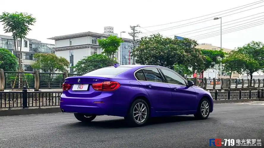 宝马118i车身改色膜电光紫罗兰,给自己得爱车换个颜色就像自己换个