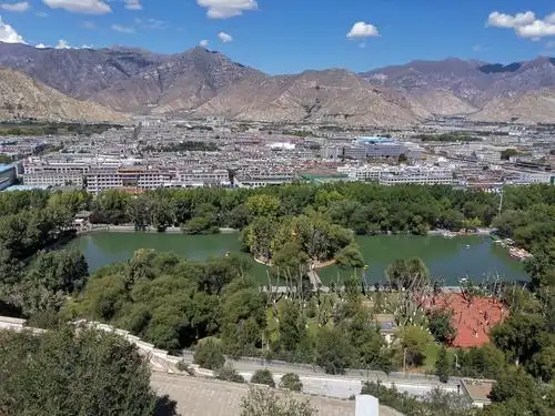 布达拉宫北面俯瞰拉萨市区全景.